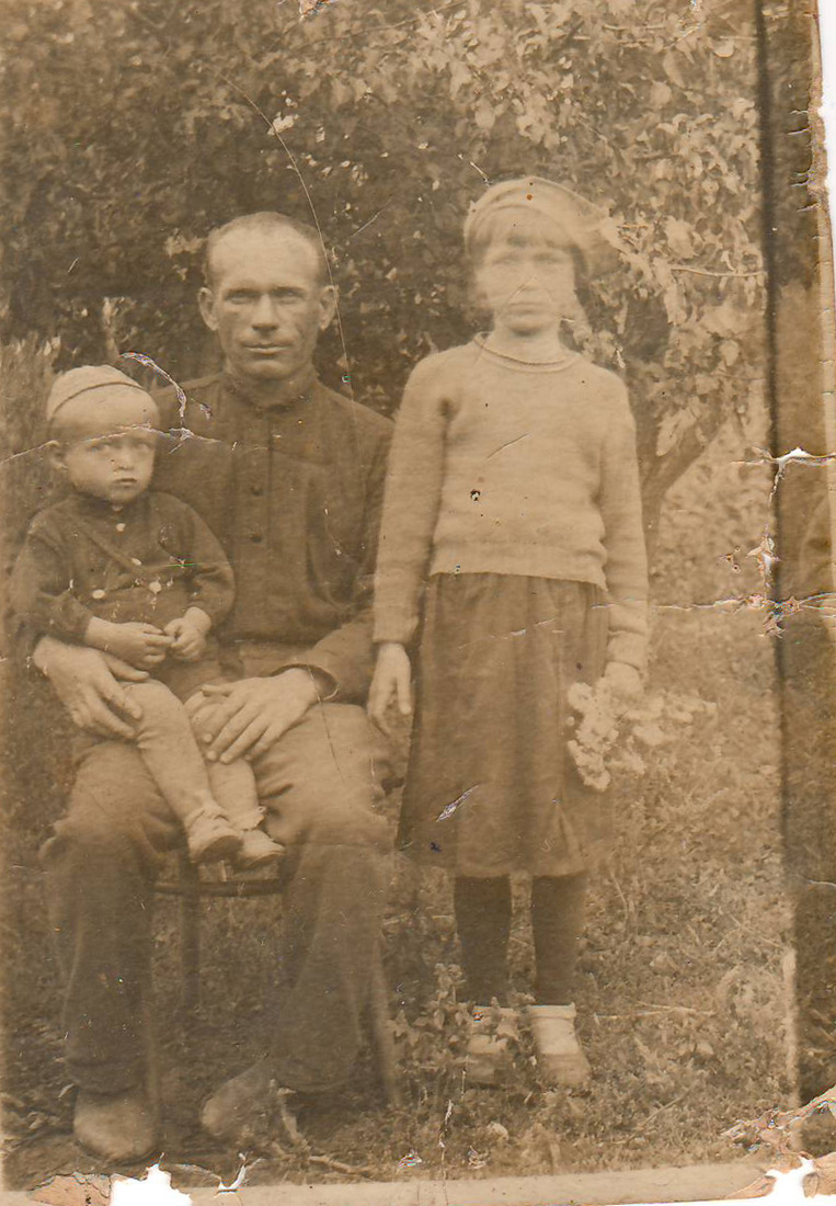 Иван Златорунский с детьми (1937 год)