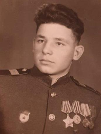 Гвардии младший сержант Владимир Федорович Хитайленко