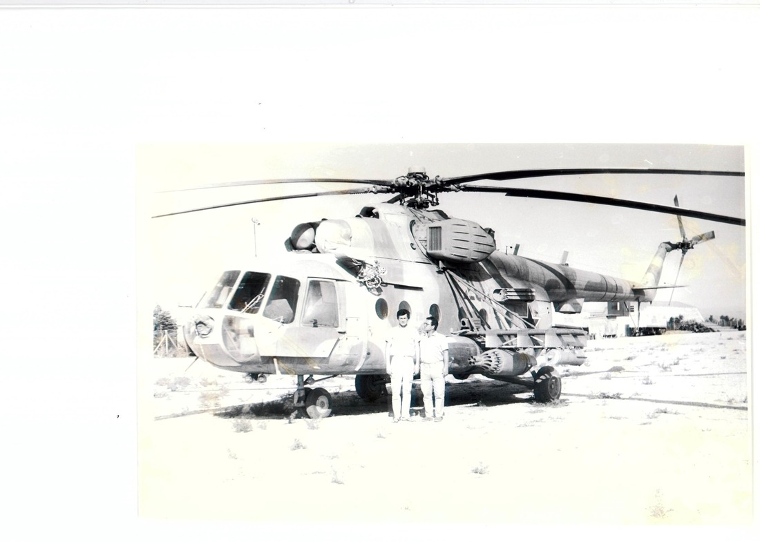 С. Овсянников (слева) во время командировки в Афганистане. 1988 г.