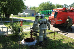 Пожарные подключаются к гидранту