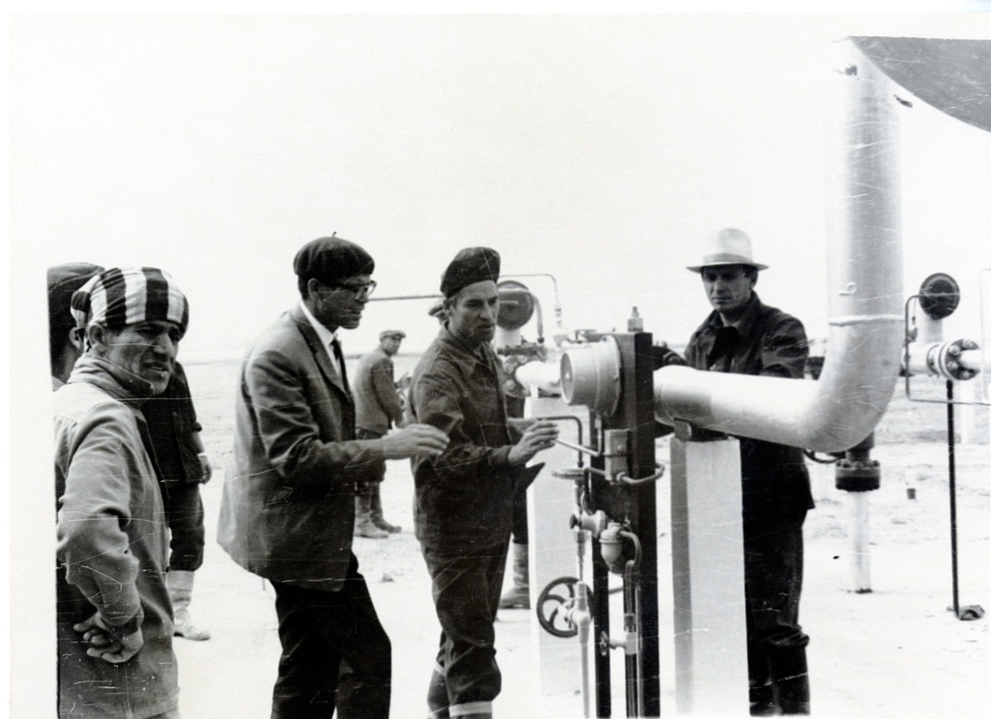 Владимир Мысякин и Александр Марков (в центре) во время запуска газосборного пункта (ГСП-2) на месторождении Ходжа-Гугердак. Афганистан, 1967 г.