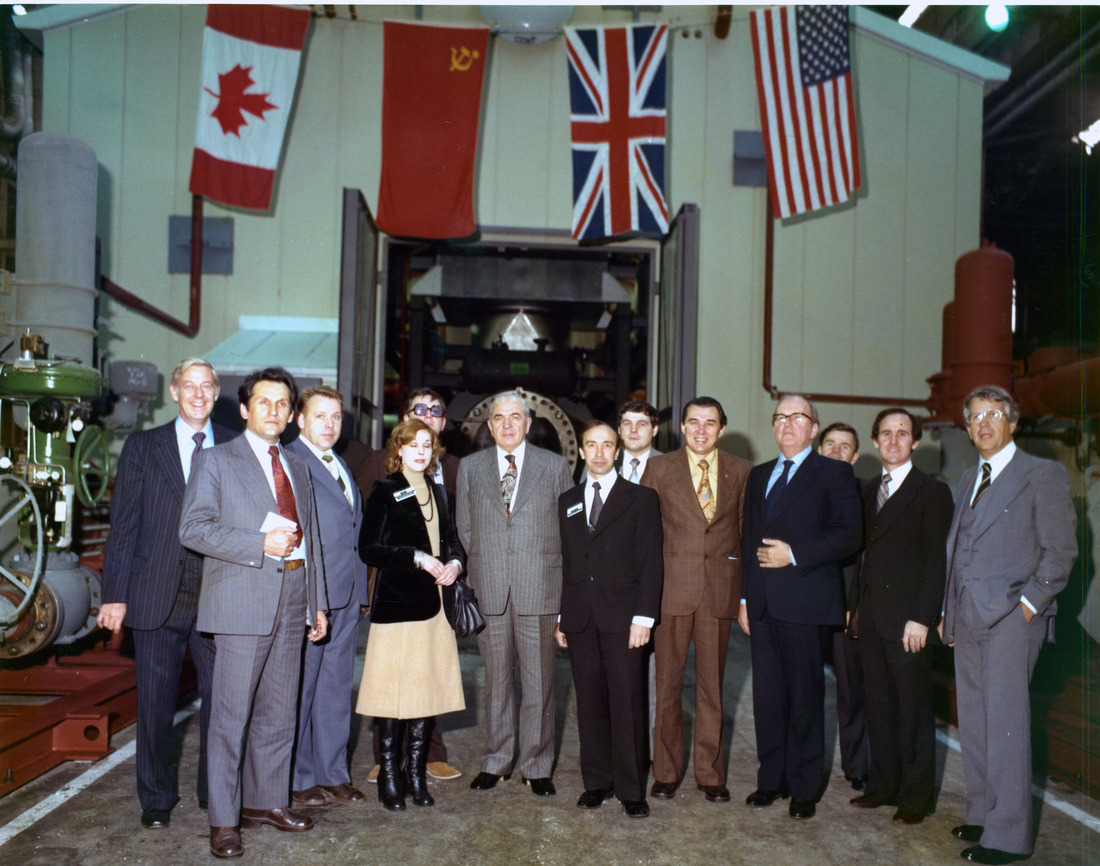 Министр газовой промышленности СССР Сабит Оруджев (шестой слева). Рядом с ним — специалист Кубаньгазпрома Борис Савещенко. Великобритания. 1978 г.