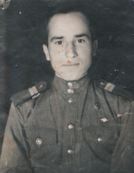 В шестнадцать лет ушел на фронт в начале лета 1943 года Кравцов Михаил Александрович.