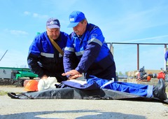 Спасатели формирования «оказывают» помощь пострадавшему