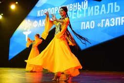 Узбекские артистки на «Вечере дружбы» корпоративного фестиваля «Факел»