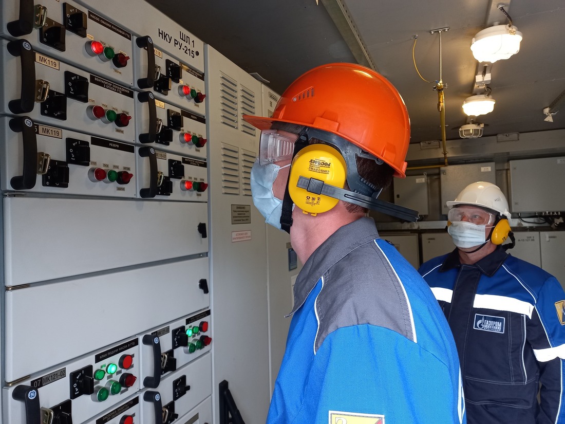 На фото: электромонтер Александр Мухортов проводит проверку системы электротехнического оборудования в электротехническом отсеке ГПА