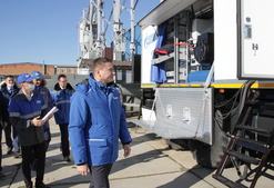 Генеральный директор ООО «Газпром трансгаз Краснодар» Денис Васюков и руководство компании во время осмотра новой техники и оборудования в Яблоновском УАВР.