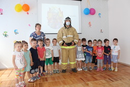 Инженер-энергетик Евгений Коржов в роли инспектора Пожаркина проводит занятие с детьми по пожарной безопасности