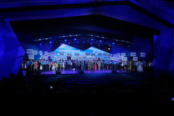 Парад делегаций на церемонии открытия фестиваля «Факел»