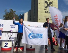 Работники «Газпром трансгаз Краснодар» с победным кубком на награждении участников забега «Город 226»