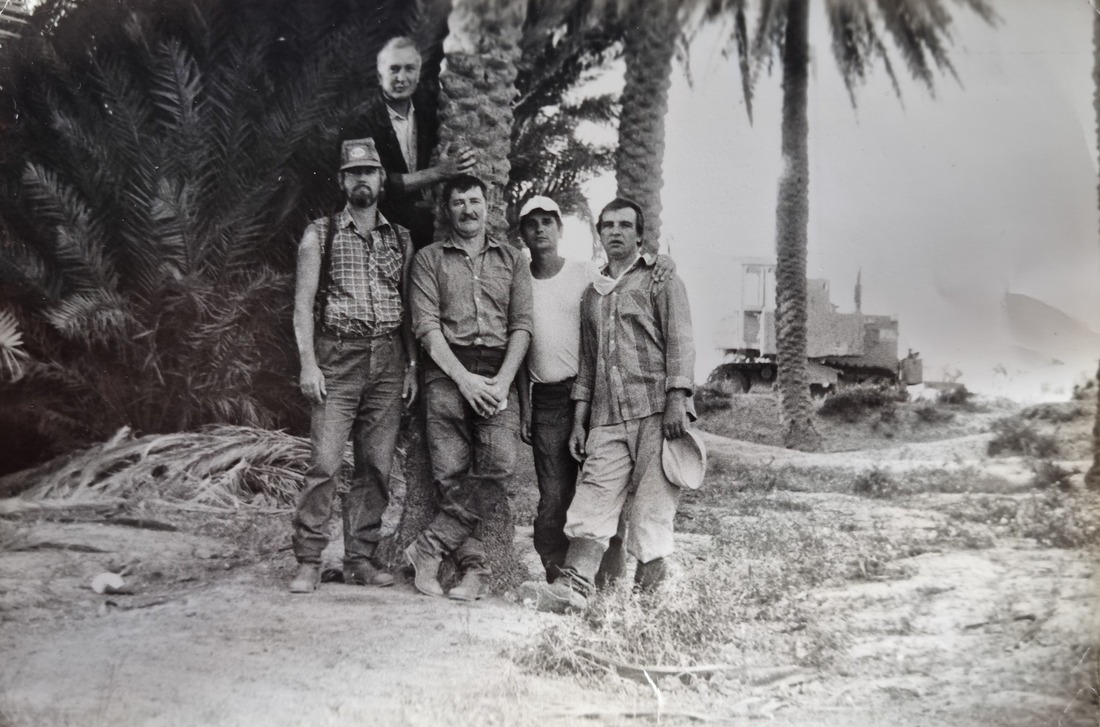 Ирак. 1988 г. На трассе строящегося газопровода. Д.Теперев (первый справа)