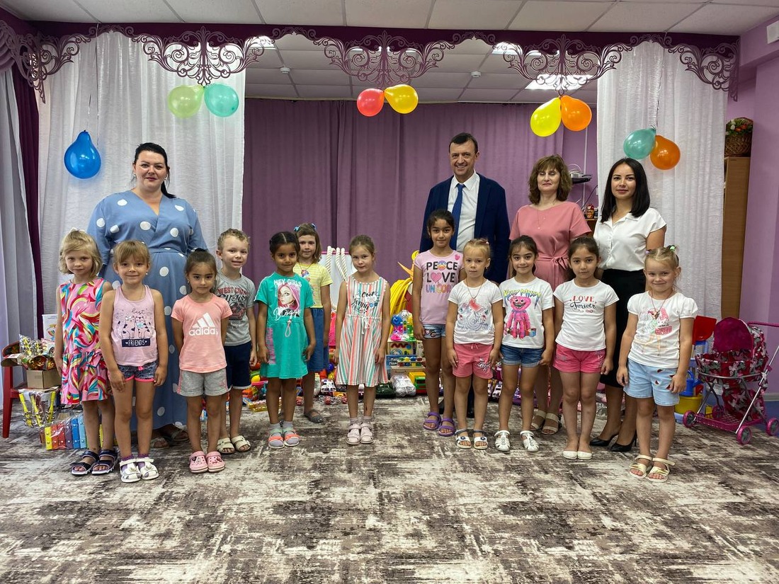 В рамках благотворительной программы компании «Газпром трансгаз Краснодар» были выделены средства на покупку новых игрушек и развивающих игр для воспитанников детского сада «Буратино» в пос. Архипо-Осиповке (Краснодарский край)