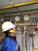 На фото: проверка показаний манометров топливного газа входного трубопровода системы подготовки теплоносителя.