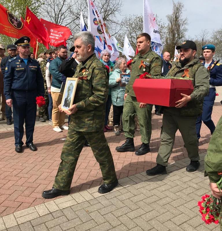 Церемония передачи родственникам останков пилота истребителя И-16, лейтенанта Петра Грачева, обнаруженного кубанскими поисковиками