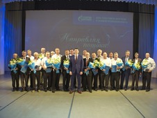 Генеральный директор ООО «Газпром трансгаз Краснодар» Денис Васюков с награждёнными работниками